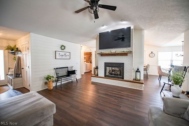 316 Creekside Road SE, New Philadelphia, OH 44663