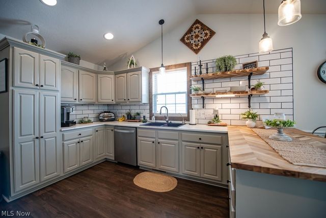 316 Creekside Road SE, New Philadelphia, OH 44663