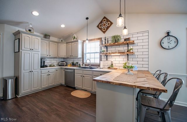 316 Creekside Road SE, New Philadelphia, OH 44663