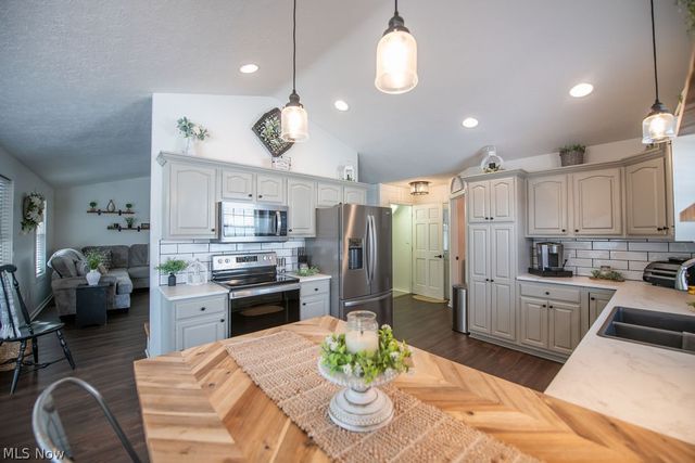 316 Creekside Road SE, New Philadelphia, OH 44663