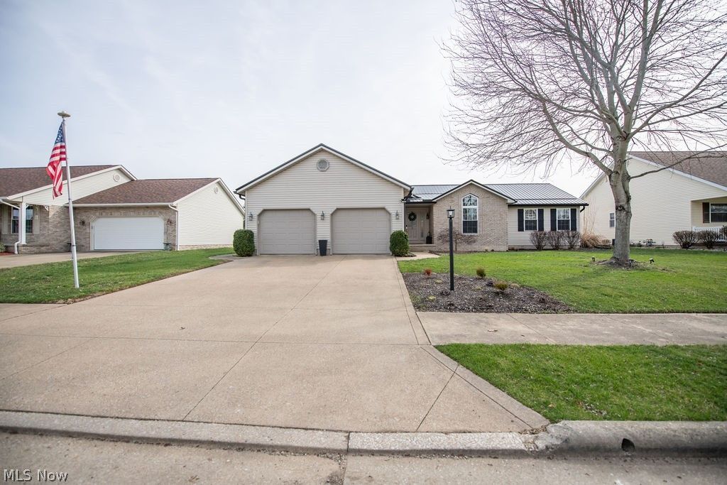 316 Creekside Road SE, New Philadelphia, OH 44663