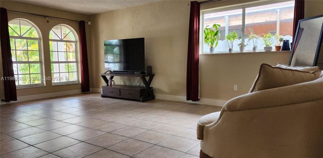 880 E 26th St, Hialeah, FL 33013