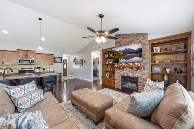 319 31st Street SW, Altoona, IA 50009
