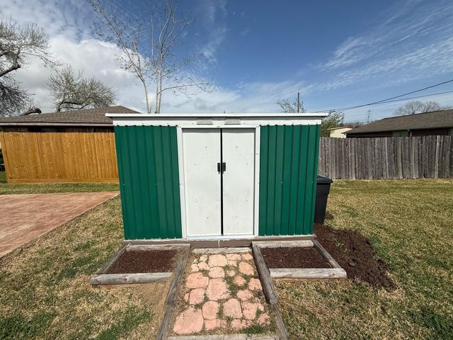 825 Mossey Drive, La Porte, TX 77571