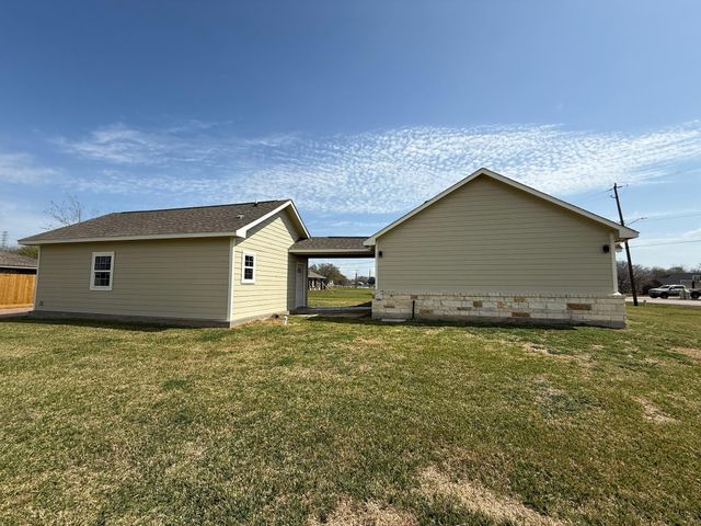 825 Mossey Drive, La Porte, TX 77571