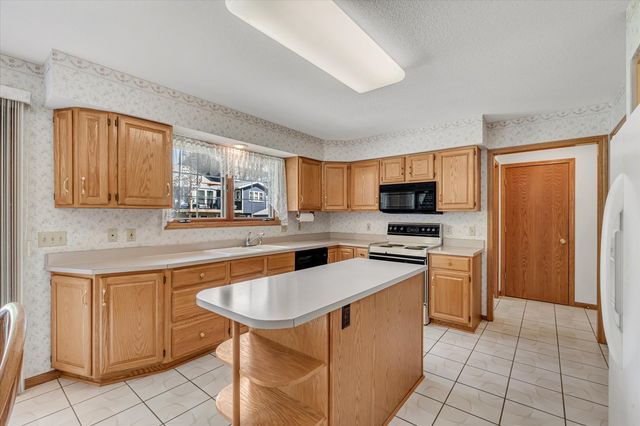 4421 Oak Street, Davenport, IA 52806
