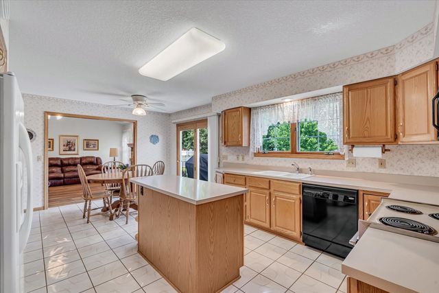 4421 Oak Street, Davenport, IA 52806