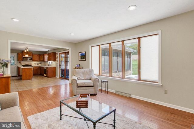 2474 MEETINGHOUSE RD, Spring Grove, PA 17362