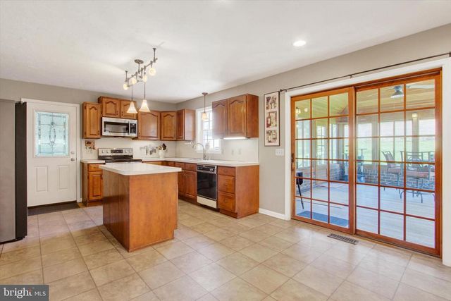 2474 MEETINGHOUSE RD, Spring Grove, PA 17362