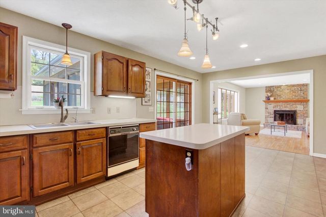 2474 MEETINGHOUSE RD, Spring Grove, PA 17362
