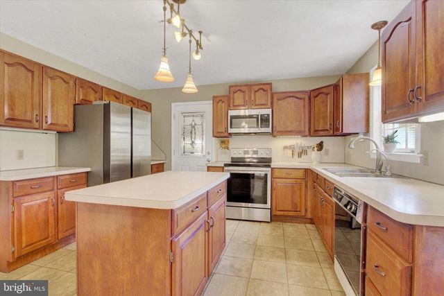 2474 MEETINGHOUSE RD, Spring Grove, PA 17362