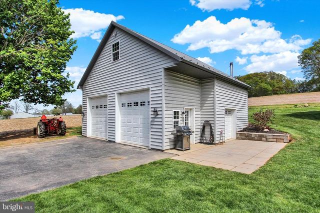 2474 MEETINGHOUSE RD, Spring Grove, PA 17362