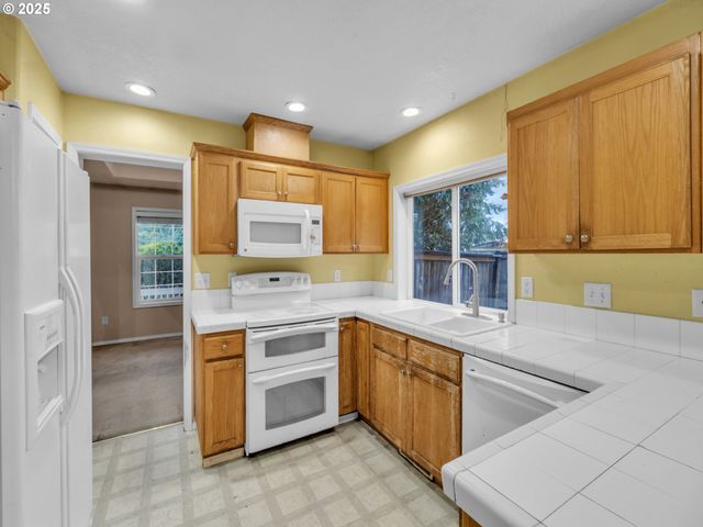 58782 EVERGREEN Loop, St Helens, OR 97051