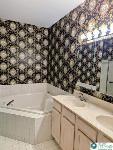 72 South Glenmoor Circle, Palmer Twp, PA 18045