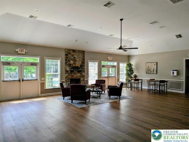 72 South Glenmoor Circle, Palmer Twp, PA 18045