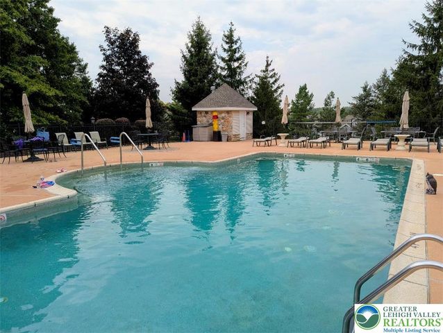 72 South Glenmoor Circle, Palmer Twp, PA 18045