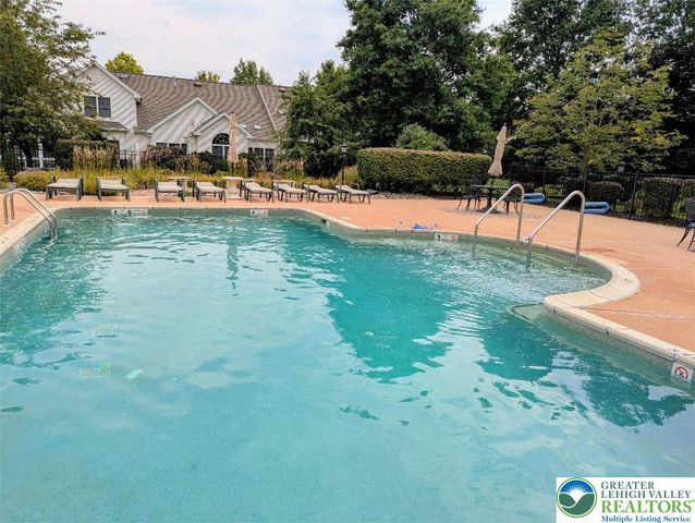 72 South Glenmoor Circle, Palmer Twp, PA 18045