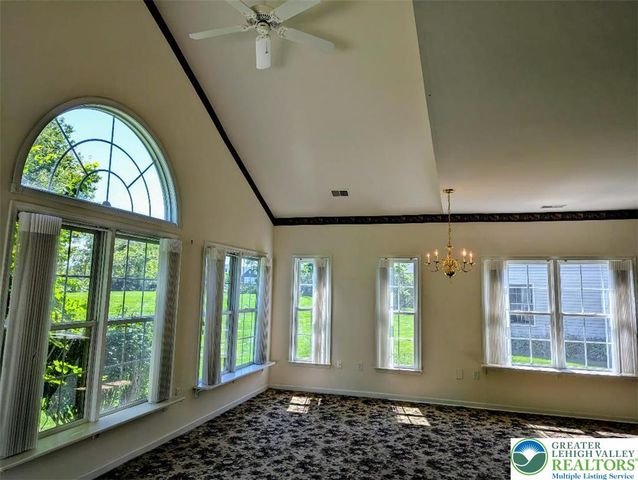 72 South Glenmoor Circle, Palmer Twp, PA 18045
