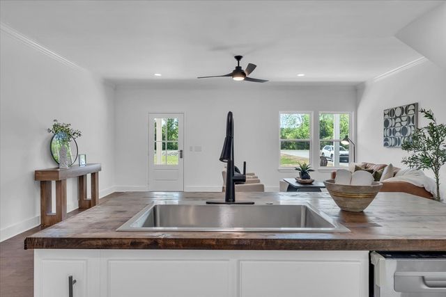 1736 Barker RD, Columbia, TN 38401