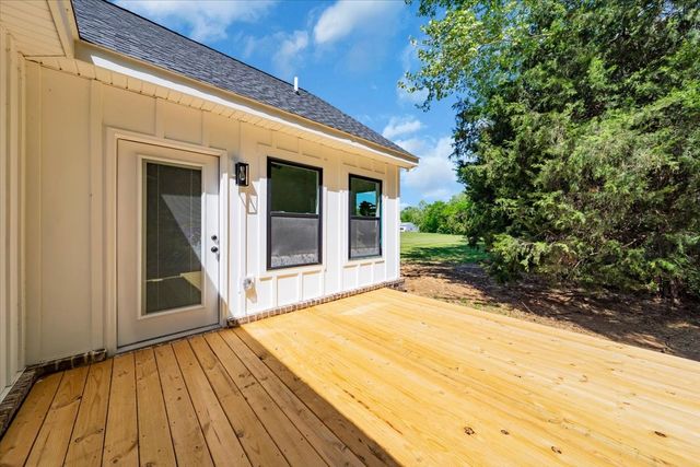 1736 Barker RD, Columbia, TN 38401