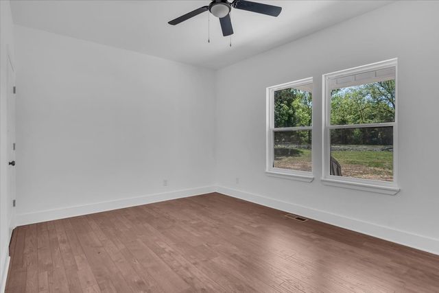 1736 Barker RD, Columbia, TN 38401