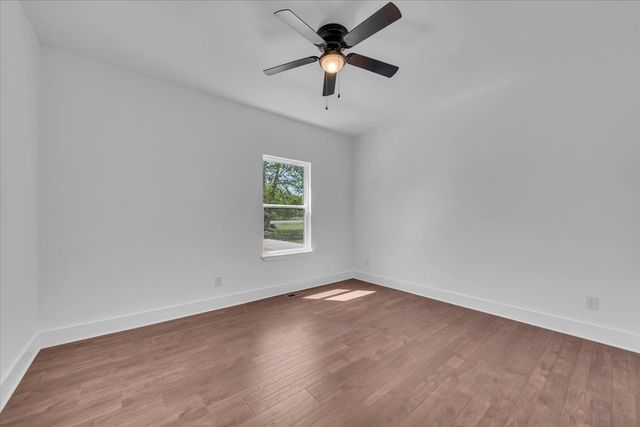 1736 Barker RD, Columbia, TN 38401