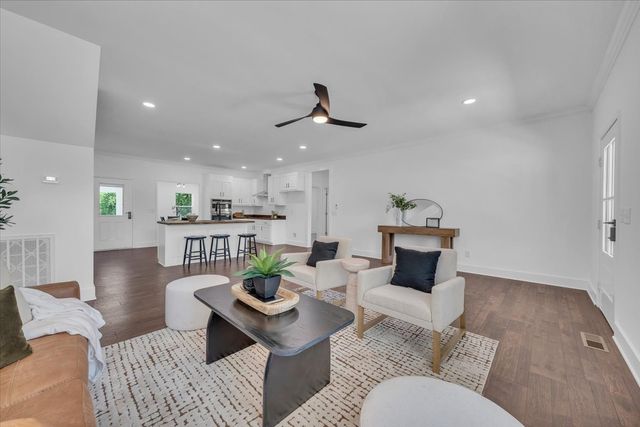 1736 Barker RD, Columbia, TN 38401