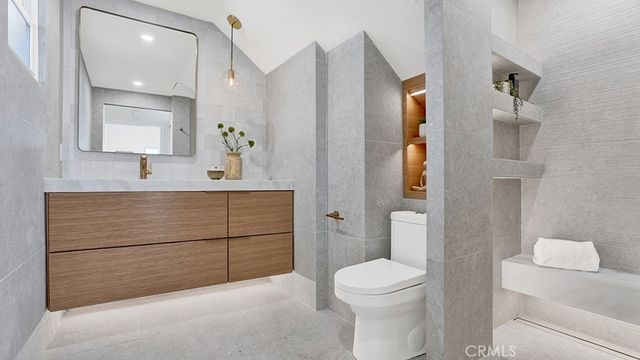 2747 E Ocean Boulevard, Long Beach, CA 90803