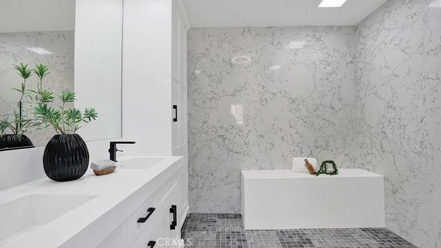 2747 E Ocean Boulevard, Long Beach, CA 90803