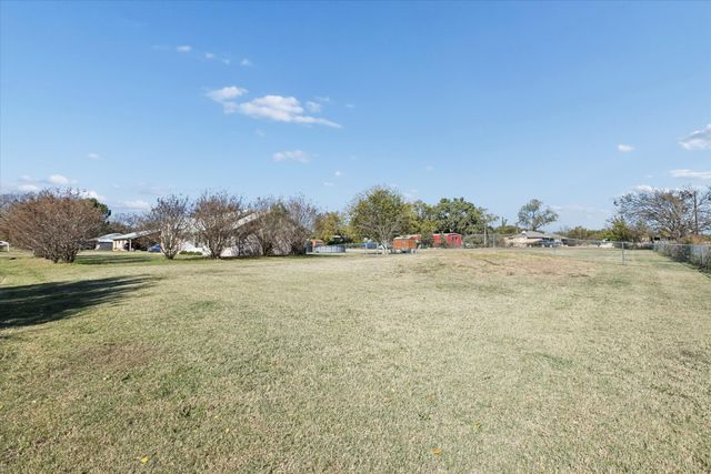 1303 Hutchins Lane, Reno, TX 76082
