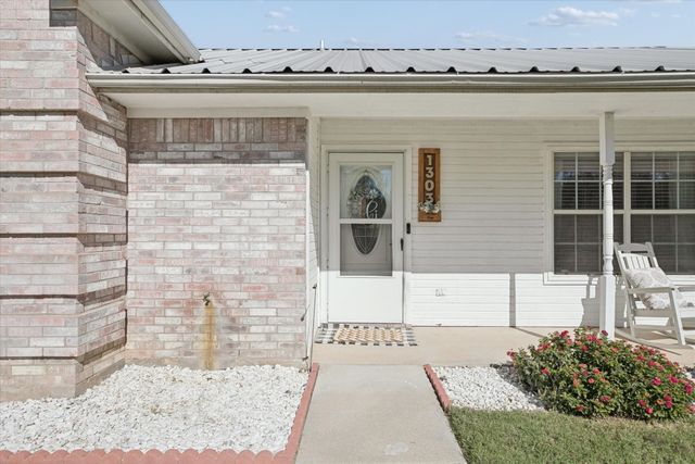 1303 Hutchins Lane, Reno, TX 76082