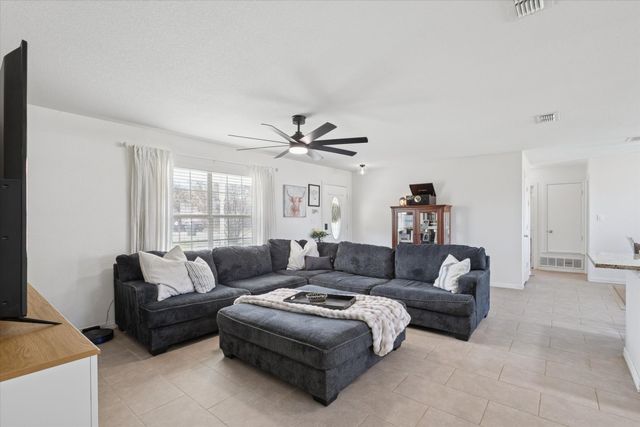 1303 Hutchins Lane, Reno, TX 76082