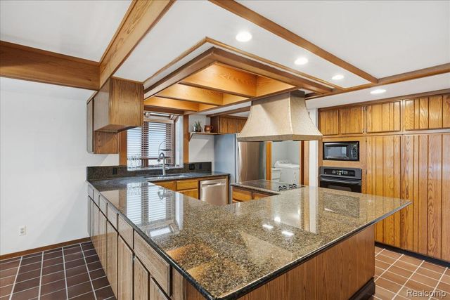 7115 Locklin, West Bloomfield Charter Township, MI 48324