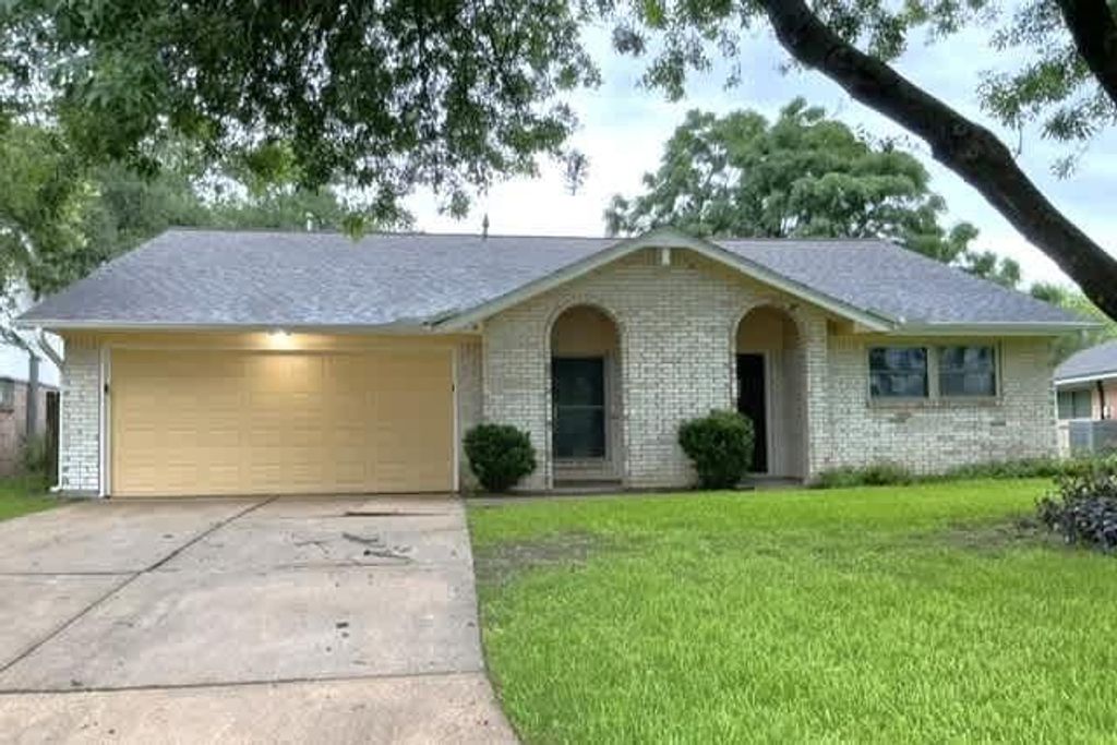 2104 Yorktown Court S, League City, TX 77573