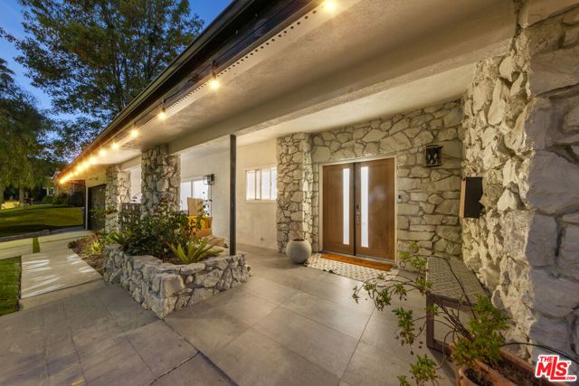 24221 Aetna Street, Woodland Hills (los Angeles), CA 91367