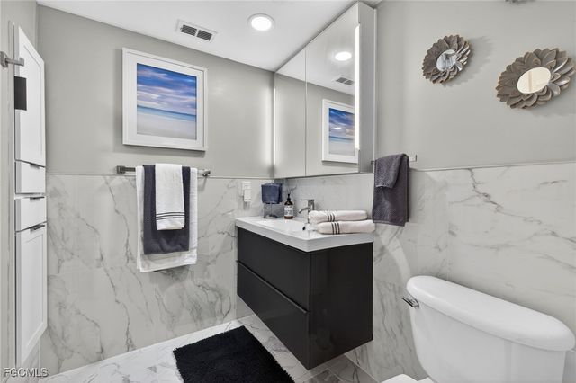 2001 Tarpon Bay DR N 102, Naples, FL 34119