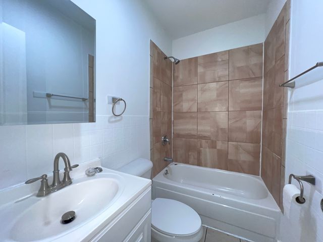 8919 S Muskegon Avenue 2F, Chicago, IL 60617