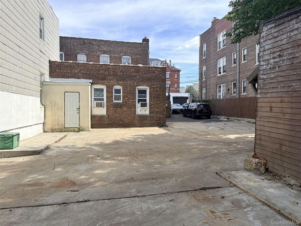 35-02 Bradley Avenue, Long Island City, NY 11101 — photo 2