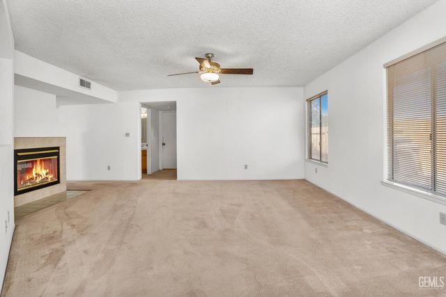 7900 Fallen Pine Way, Bakersfield, CA 93313