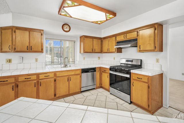 7900 Fallen Pine Way, Bakersfield, CA 93313