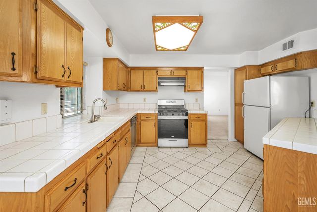 7900 Fallen Pine Way, Bakersfield, CA 93313