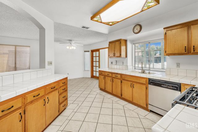 7900 Fallen Pine Way, Bakersfield, CA 93313