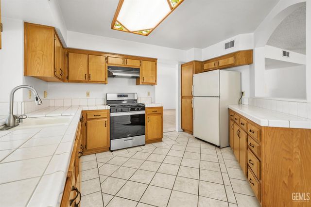 7900 Fallen Pine Way, Bakersfield, CA 93313
