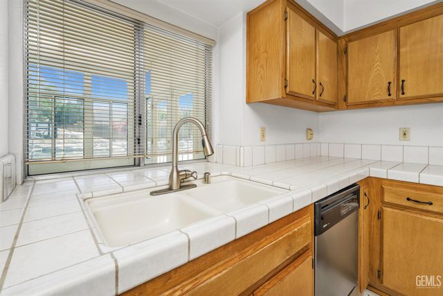 7900 Fallen Pine Way, Bakersfield, CA 93313