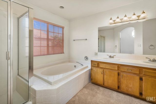 7900 Fallen Pine Way, Bakersfield, CA 93313