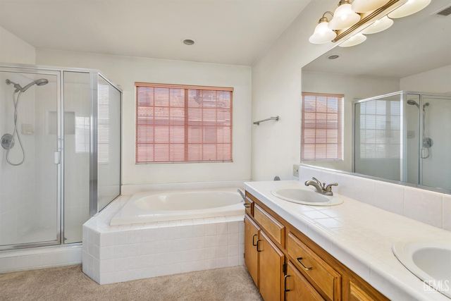 7900 Fallen Pine Way, Bakersfield, CA 93313