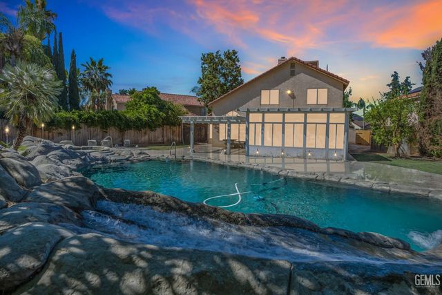 7900 Fallen Pine Way, Bakersfield, CA 93313