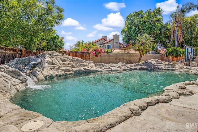 7900 Fallen Pine Way, Bakersfield, CA 93313