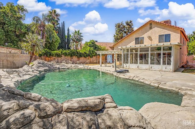 7900 Fallen Pine Way, Bakersfield, CA 93313