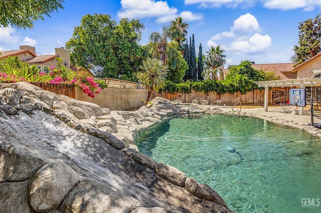 7900 Fallen Pine Way, Bakersfield, CA 93313